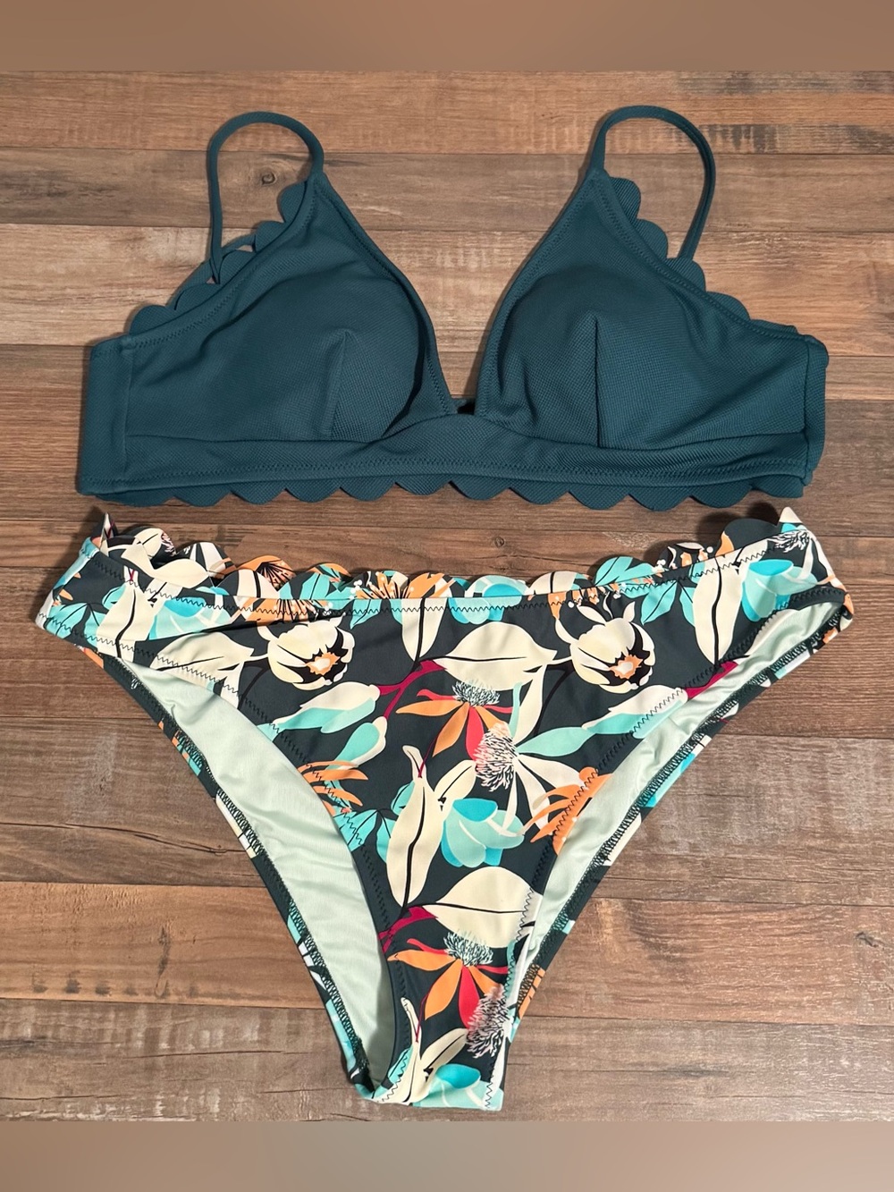 LNWOT Strappy Triangle Scalloped Edge Bikini